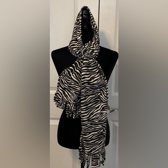 Zebra Pattern winter black & white scarf/wrap - one size - Picture 4 of 9